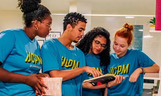 Jovens participando de oficina de férias do IJCPM em Aracaju