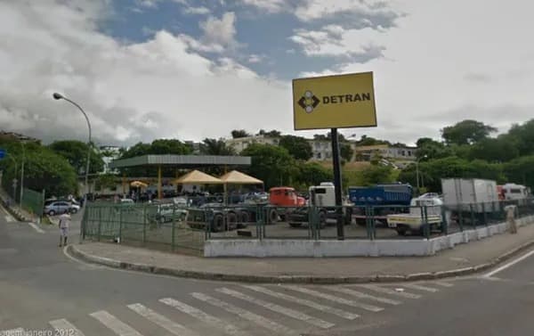 Pátio com veículos apreendidos aguardando leilão do Detran-BA