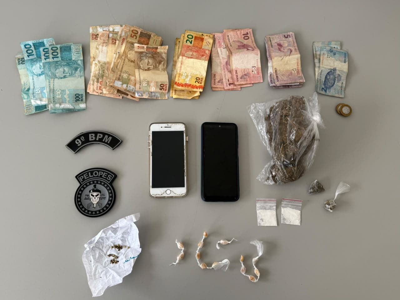 Drogas e dinheiro apreendidos pela PM em Inhapi, Alagoas