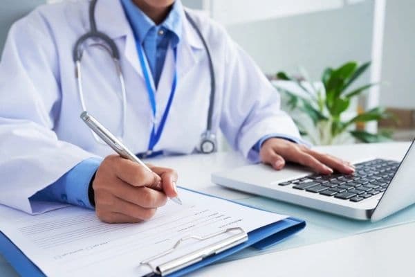 Fachada de agência do INSS com segurados aguardando atendimento