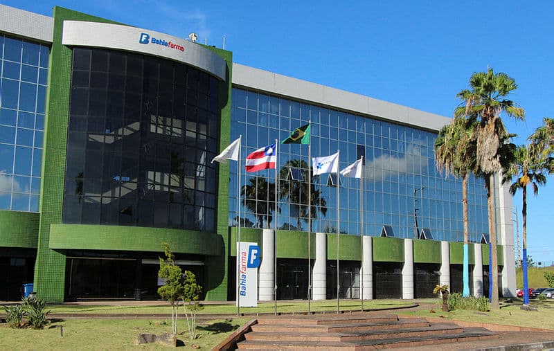 Laboratório farmacêutico com frascos de medicamento líquido em processo de produção