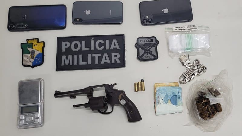 Policial militar em operação de combate ao tráfico de drogas em área urbana de Sergipe