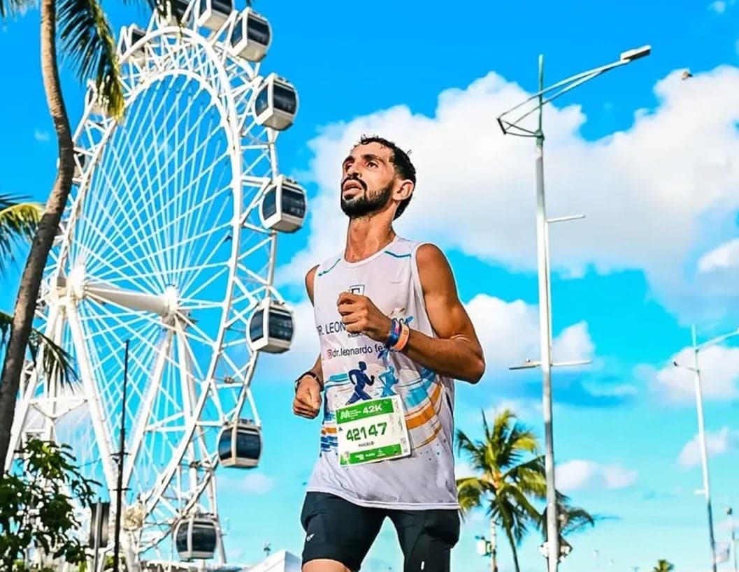Atleta cruzando a linha de chegada da Maratona Internacional de Maceió 2026