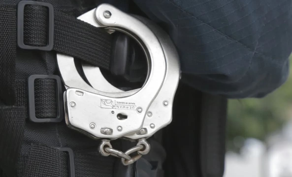 Policial militar exibe material apreendido em operação contra tráfico de drogas em Salvador