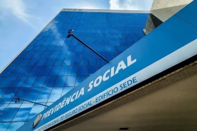 Agência da Previdência Social com segurados aguardando atendimento