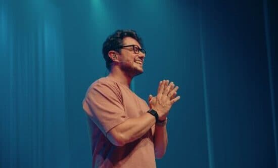 Evangelista Deive Leonardo em apresentação ao vivo durante a turnê O Despertar
