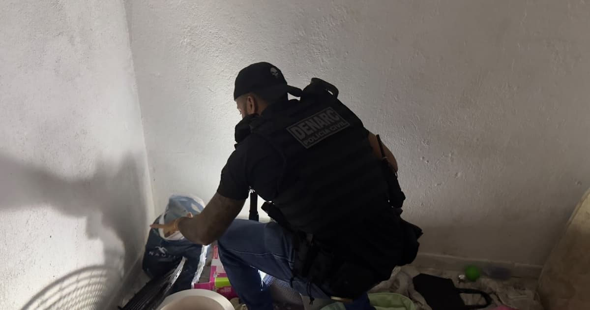 Policiais do DENARC durante cumprimento de mandados da Operação Maré Vermelha na Bahia