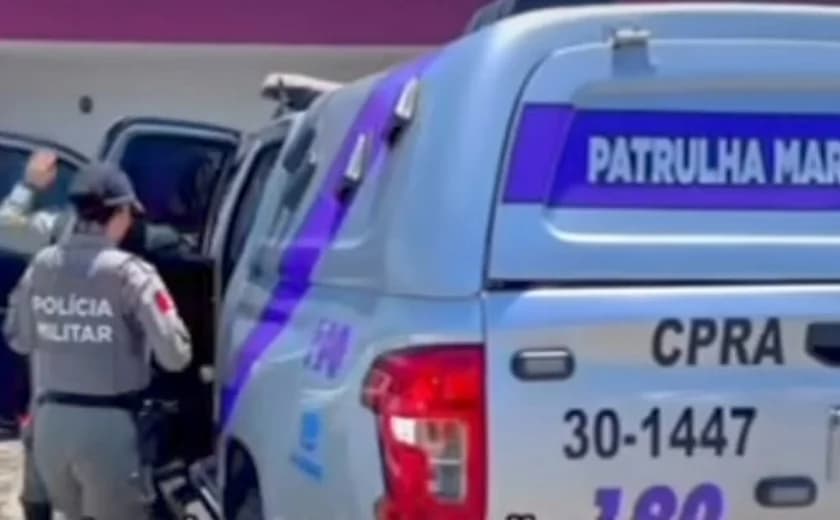 Viatura da Polícia Militar de Alagoas em frente a residência durante ocorrência de violência doméstica no Alto Sertão