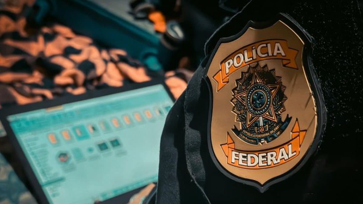 Agentes da Polícia Federal durante operação de combate ao abuso sexual infantojuvenil na internet