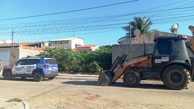 Terreno baldio com mato alto e lixo acumulado em área urbana