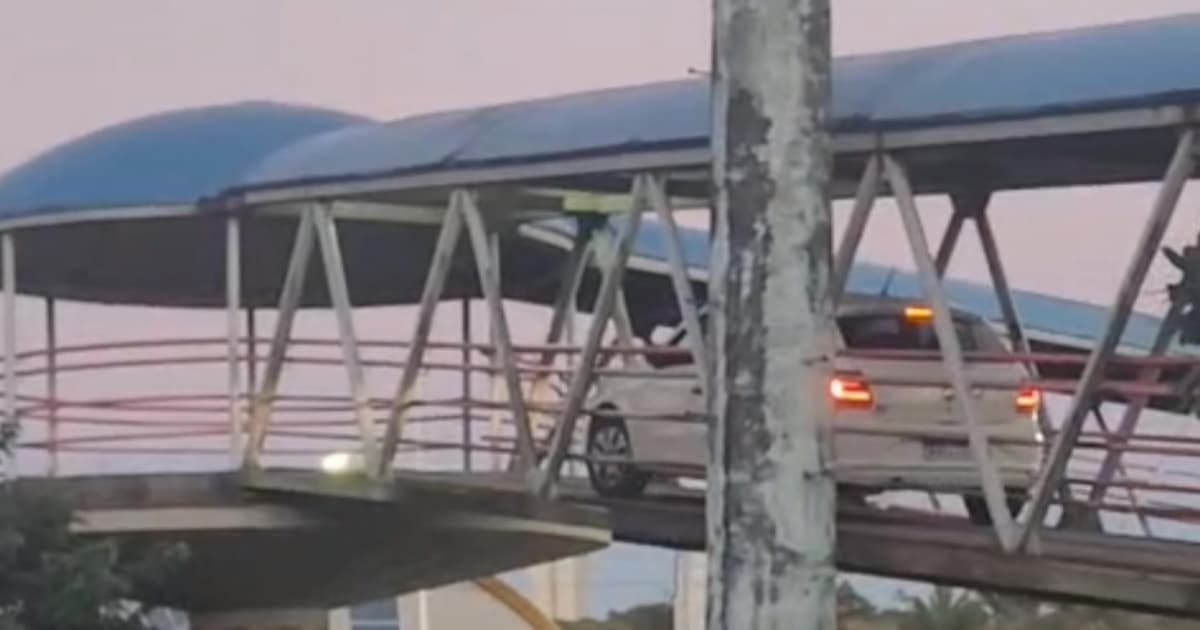 Carro branco em cima de passarela de pedestres na Avenida Paralela, em Salvador