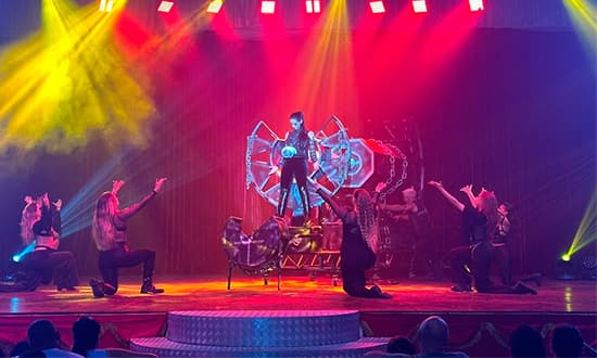 Lona do Circo Portugal Internacional com estrutura iluminada à noite