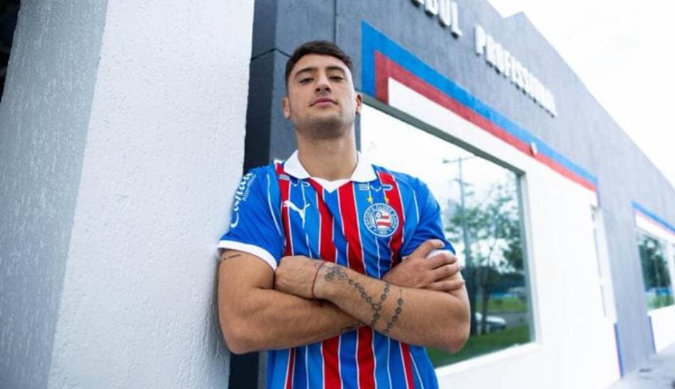 Atacante Alejo Véliz em campo com a camisa do Rosario Central antes de se transferir para o Bahia