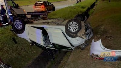 Carro capotado após acidente na Avenida Paralela em Salvador