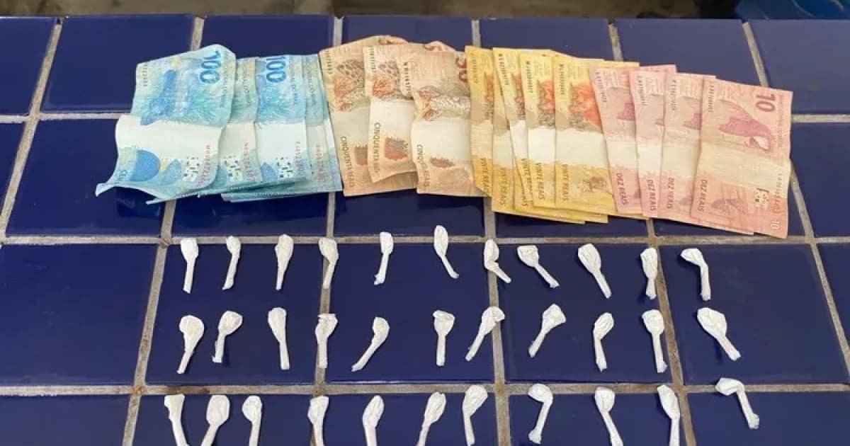 Policiais militares do 24º BPM durante abordagem na Feira Livre de Brumado, Bahia