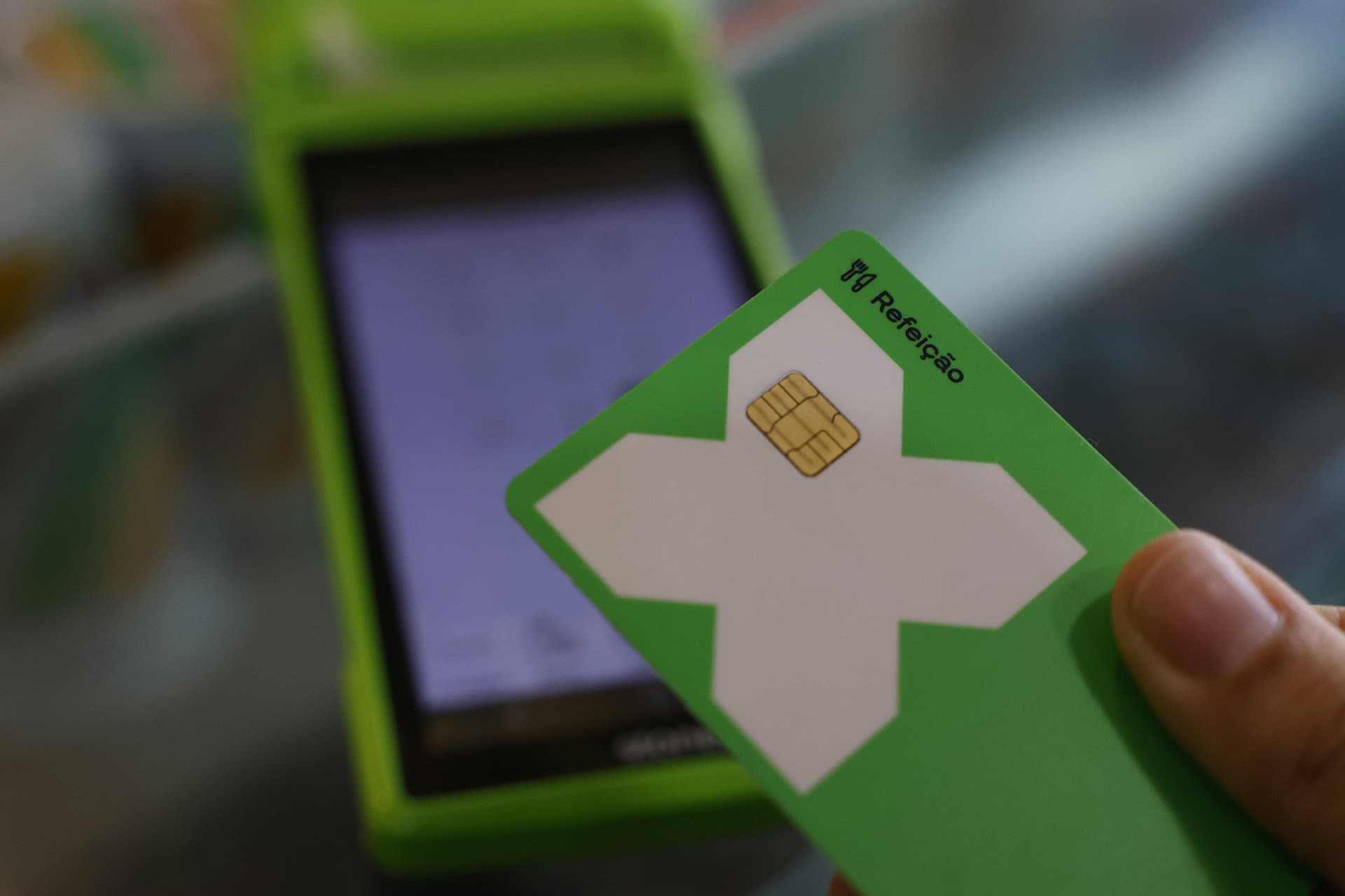 Levantamento da Pluxee mostra que baianos gastam quase todo o benefício antes da metade do mês.