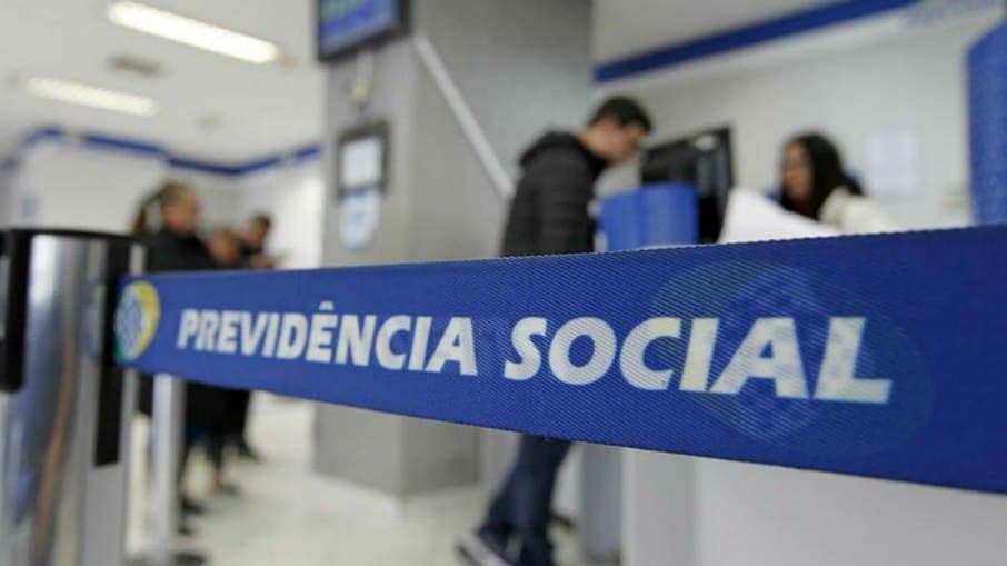 Idosa consulta aplicativo do celular representando o Meu INSS