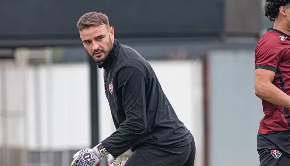 Goleiro Gabriel Vasconcelos com a camisa do Esporte Clube Vitória