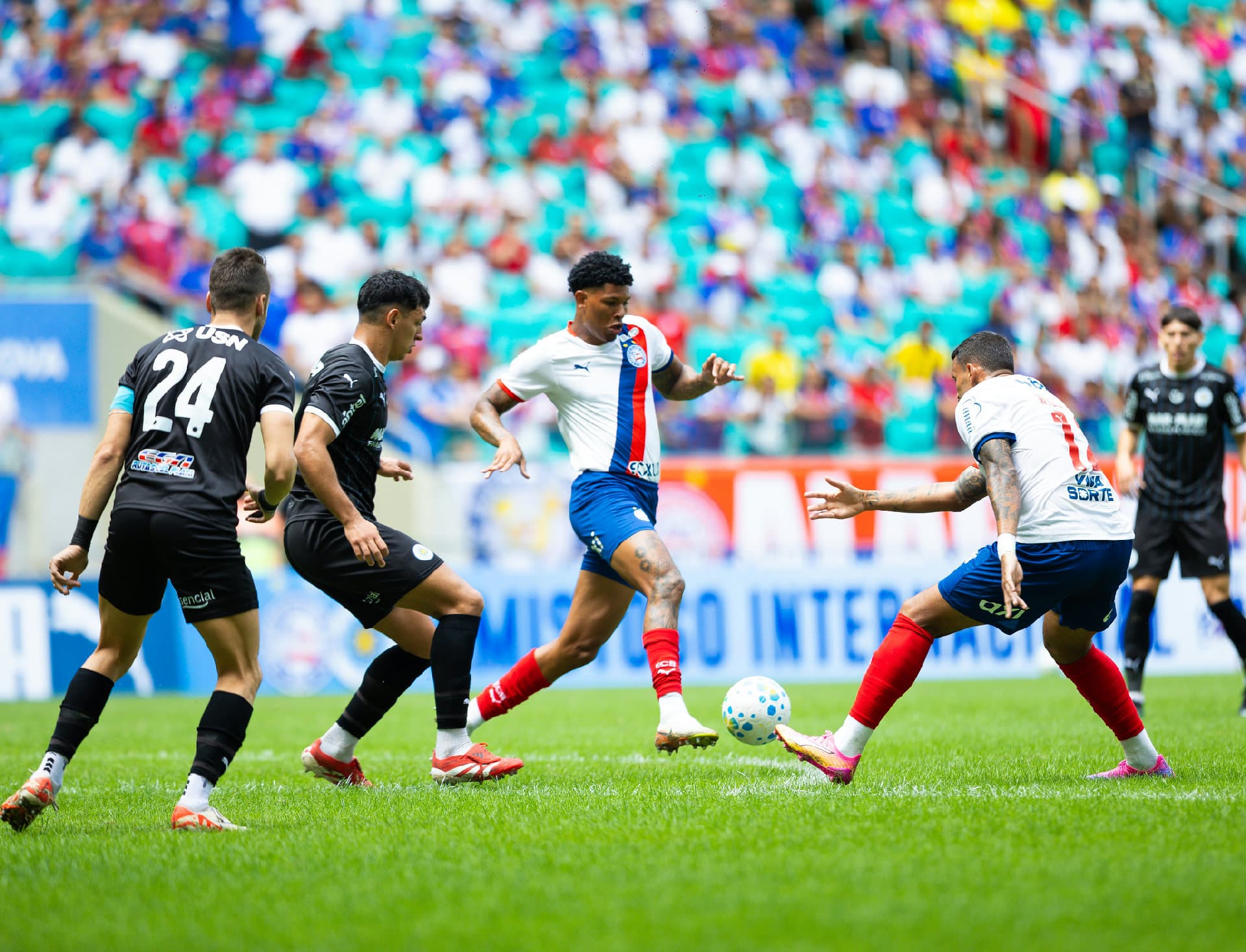 Jogadores do Bahia comemorando gol contra o Montevideo City Torque na Arena Fonte Nova