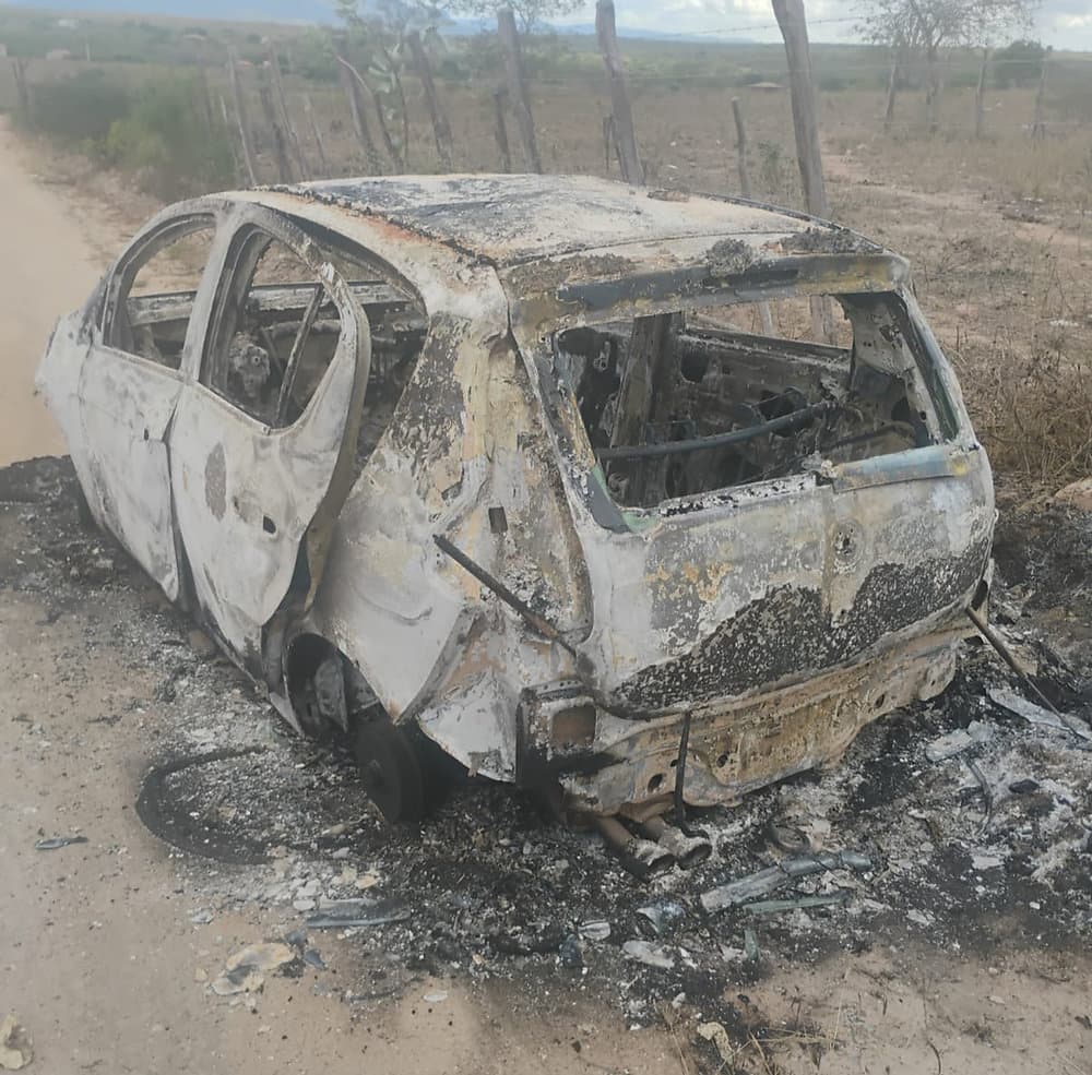 Fiat Palio vermelho foi levado do bairro Campo Grande e encontrado destruído por fogo horas depois