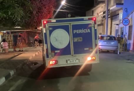 Rua comercial no bairro de Pituaçu, em Salvador, Bahia