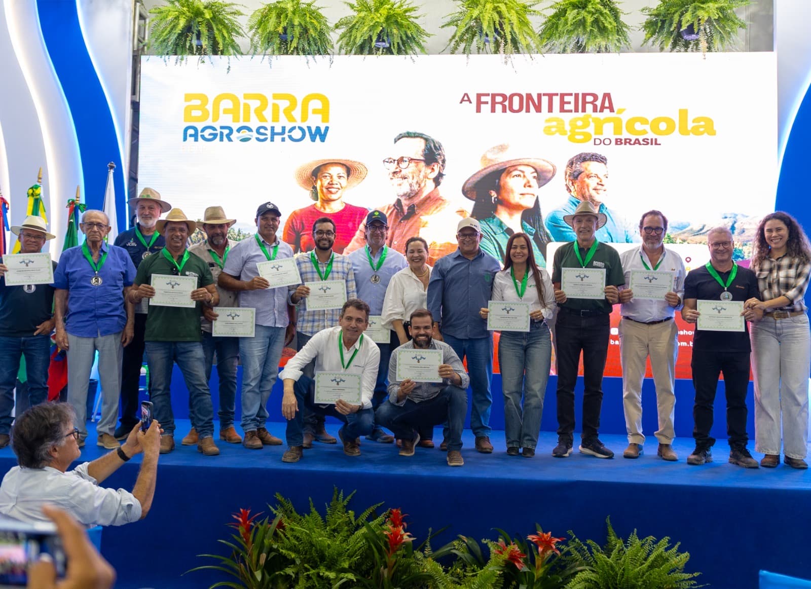 Produtores e participantes durante visita técnica em fazenda na Barra AgroShow 2026