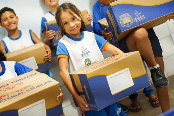 Kits escolares empilhados prontos para distribuição em escola da rede pública municipal