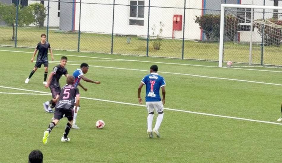 Jogadores do sub-17 do Bahia comemoram gol no CT Evaristo de Macedo durante amistoso contra a Fundação Índio Ramírez