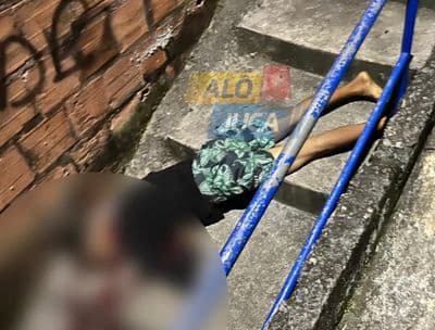 Viatura da Polícia Militar da Bahia em área de isolamento de crime em bairro de Salvador