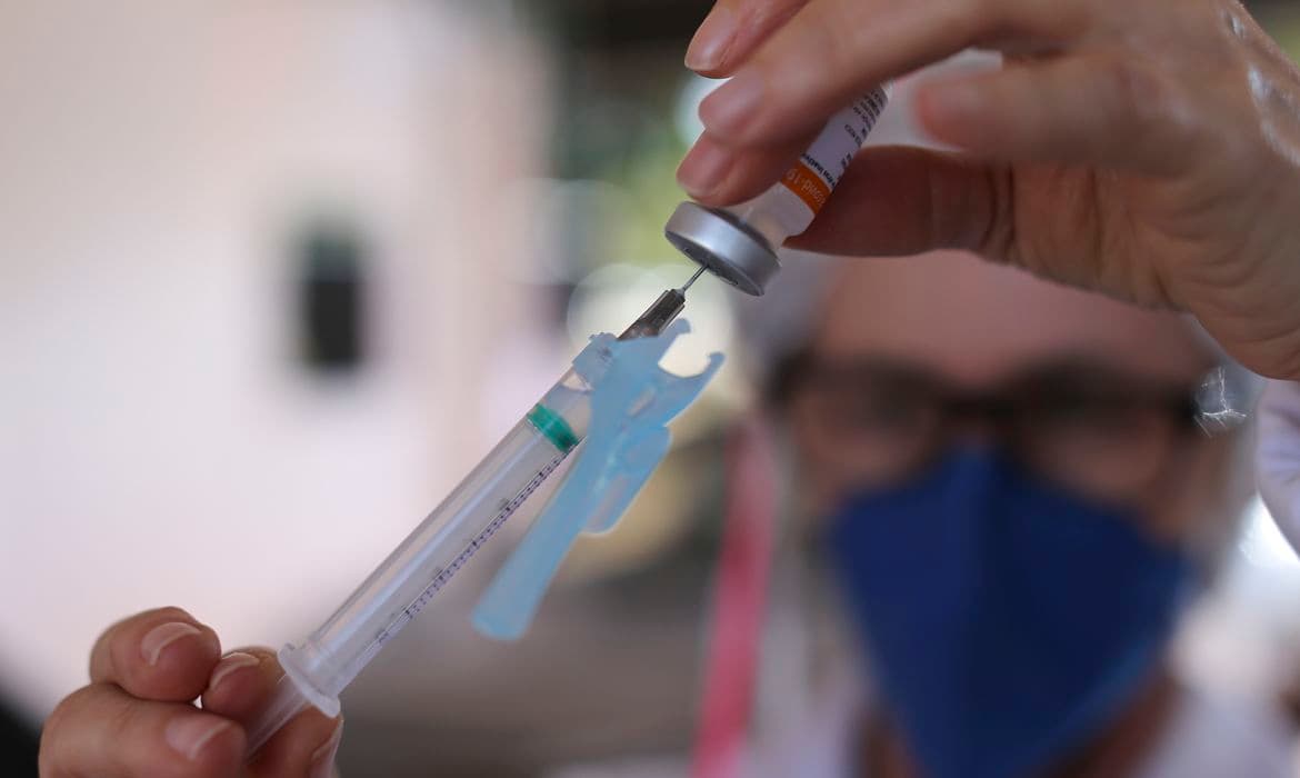 Idoso recebendo vacina contra gripe em posto de saúde na Bahia