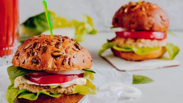 Pães e hambúrgueres artesanais preparados em curso de gastronomia