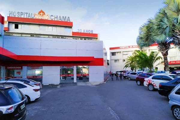 Entrada de hospital com placa de unidade de saúde em Alagoas