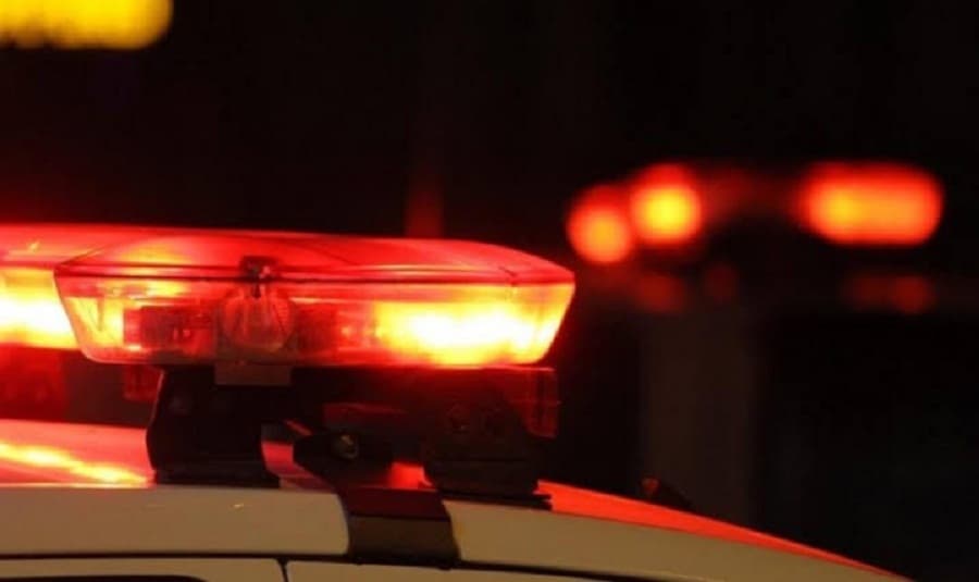 Viatura da Polícia Militar de Alagoas em abordagem noturna a veículo suspeito