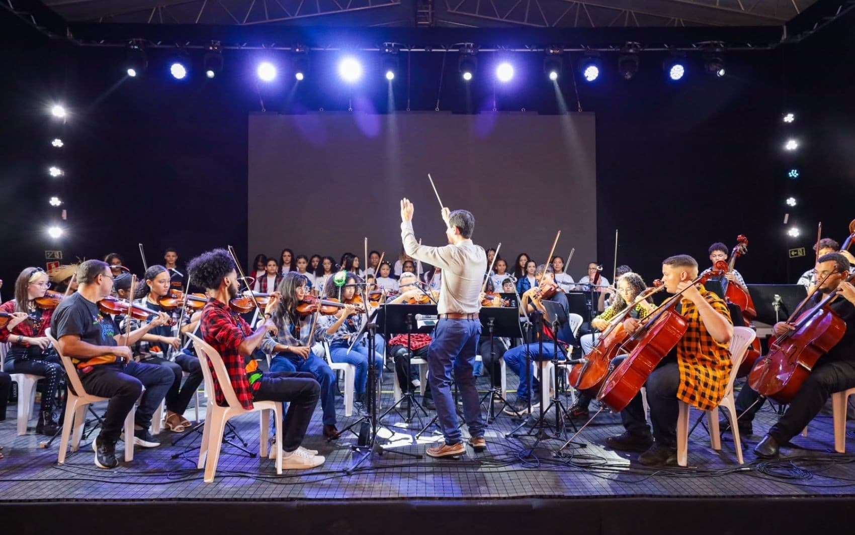Jovens músicos da Orquestra Jovem de Sergipe durante ensaio com instrumentos de cordas e sopros