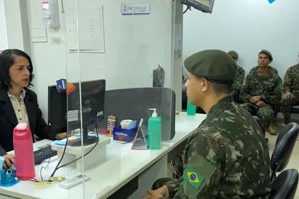 Militares do Exército Brasileiro em fila para doação de sangue em hemocentro
