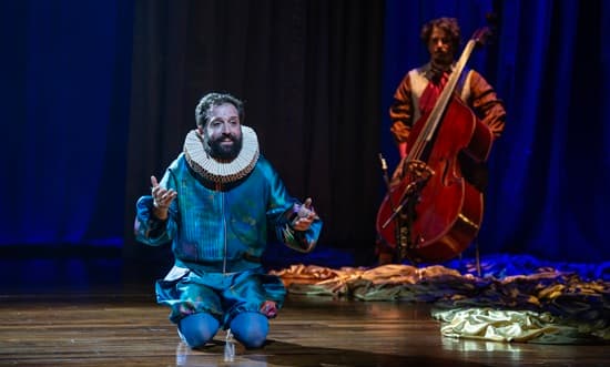 Gregório Duvivier no palco durante o monólogo O Céu da Língua
