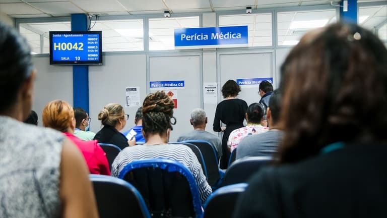 Fachada de agência da Previdência Social com placa do INSS