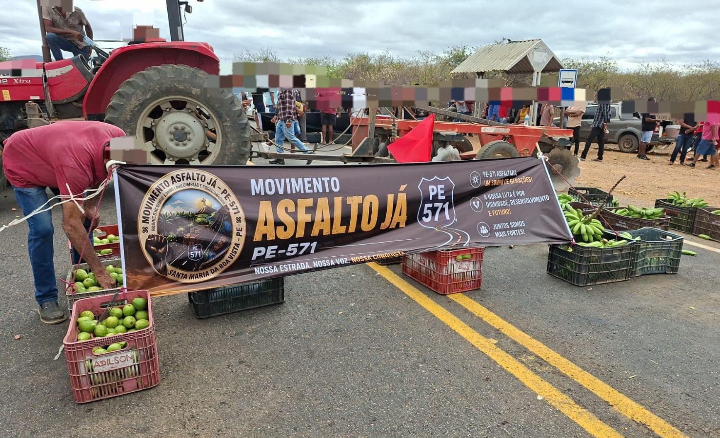 Protesto de fruticultores na BR-428 em Santa Maria da Boa Vista cobrando asfalto na VPE-571