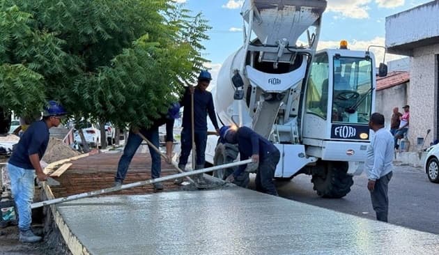 Obra de cobertura de canal no bairro Moxotó, em Paulo Afonso