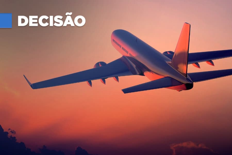 Balcão de check-in de companhia aérea em aeroporto brasileiro
