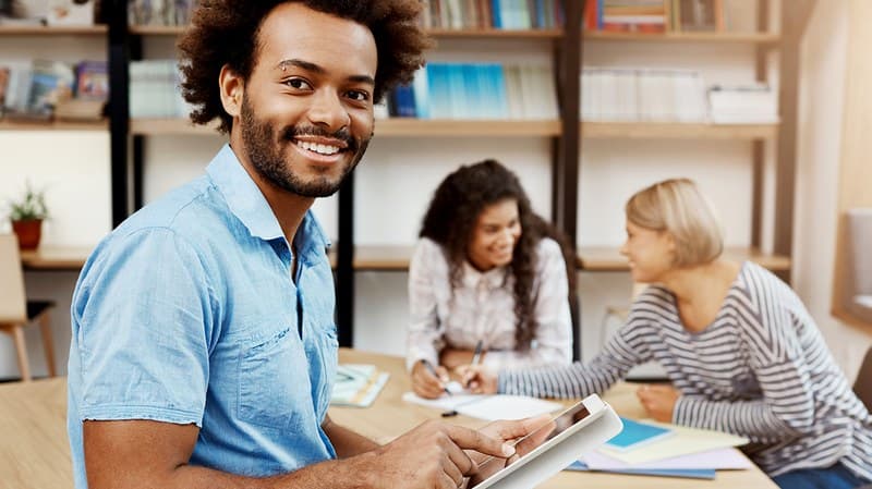 Estudantes em sala de aula universitária durante atividade do Pibid