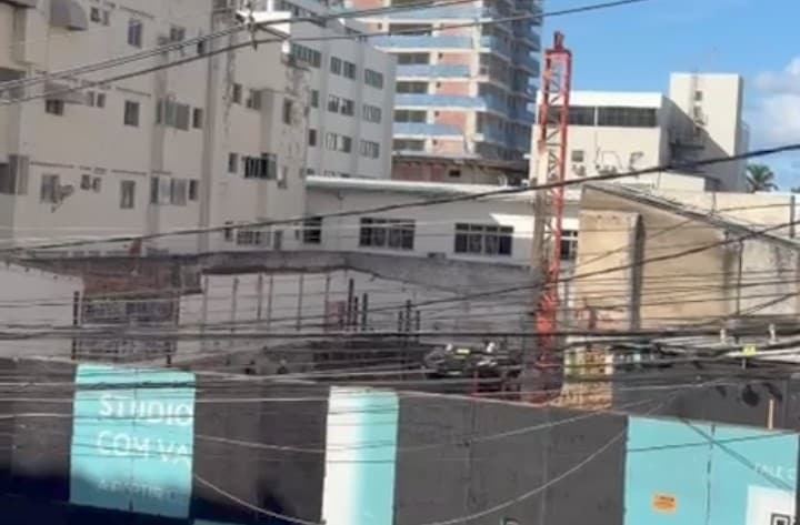Canteiro de obras com equipamento de bate-estaca em área urbana residencial de Salvador