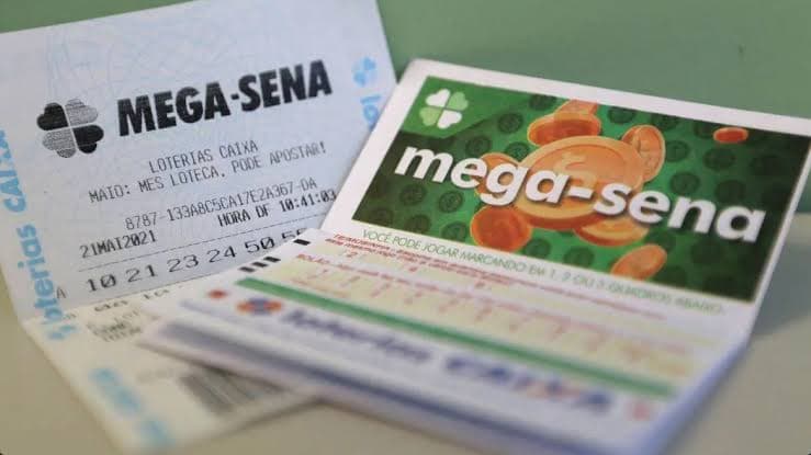 Volante da Mega-Sena com bolas numeradas representando o sorteio da loteria