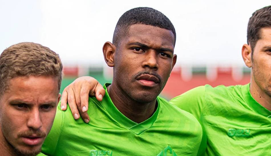 Zagueiro Yago Leonardo com a camisa do Feira FC em treino