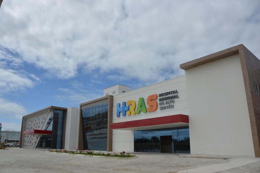 Fachada do Hospital Regional do Alto Sertão (HRAS), em Delmiro Gouveia, Alagoas