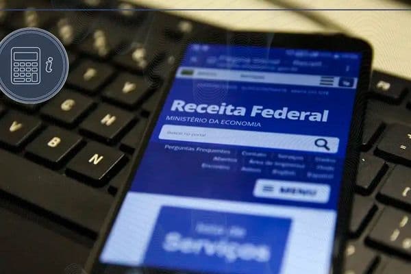 Pessoa consultando restituição do Imposto de Renda 2026 no celular