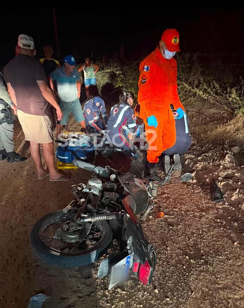 Viatura do SAMU e do Corpo de Bombeiros em atendimento a acidente de moto no Sertão de Alagoas