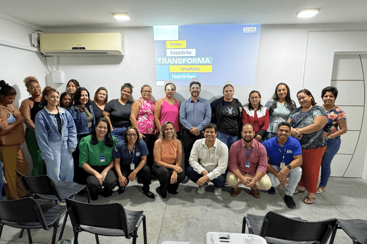 Operadora de máquina de costura industrial em ambiente de trabalho têxtil