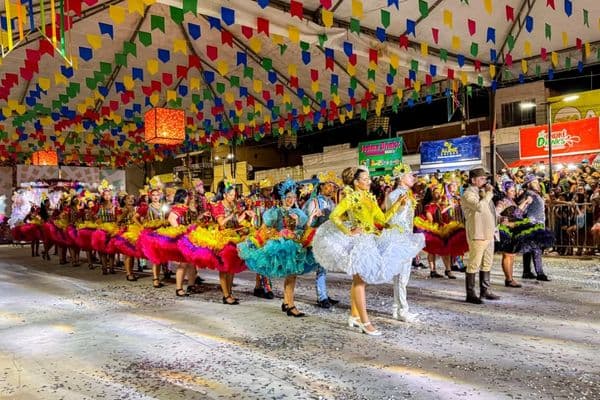 Integrantes da Quadrilha Junina Girassol de Girau do Ponciano em apresentação no tablado junino