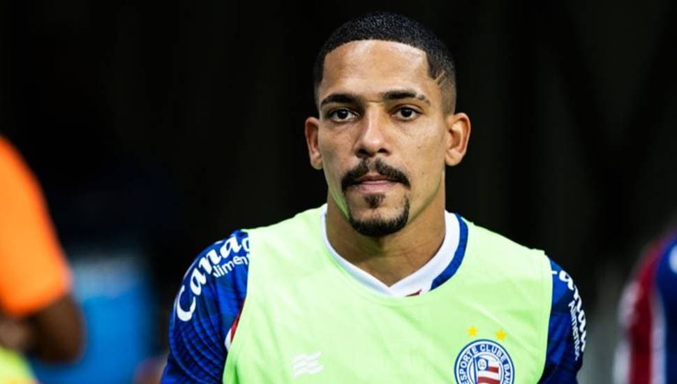Lateral-direito Gilberto com a camisa do Esporte Clube Bahia em campo